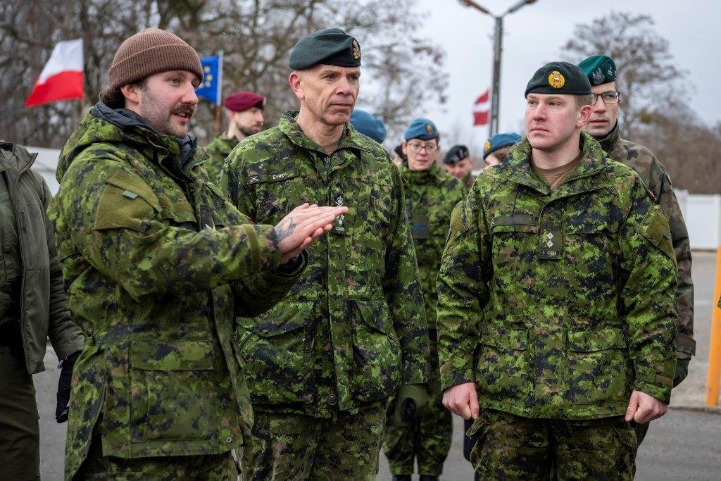 A soldier from 1 Combat Engineer Regiment describes de-mining techniques to General Eyre, during his visit to Poland. March 4th, 2023 Credit: Corporal Marco Tijam